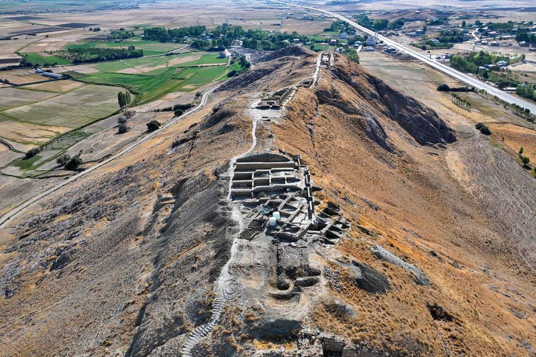 Odanın içindeki yığın, arkeologları şaşkına çevirdi! Urartular neden gizlemiş olabilir? 10